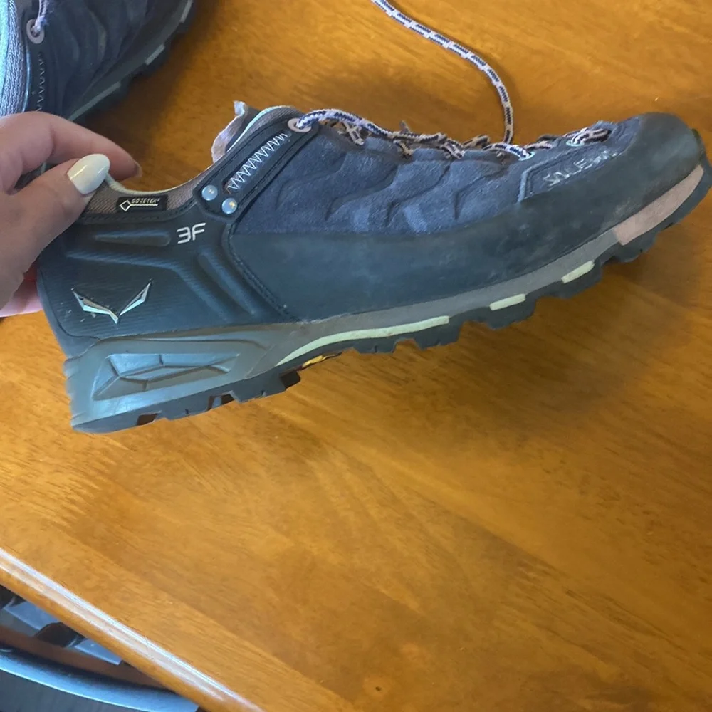 Salewa Mountain Trainer GTX 8.5 GUC Premium Navy Subtle Green Goretex